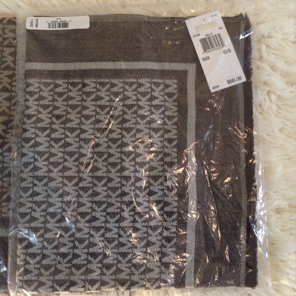 Michael Michael Kors Signature Scarf & Wrap In One - Picture 8 of 8